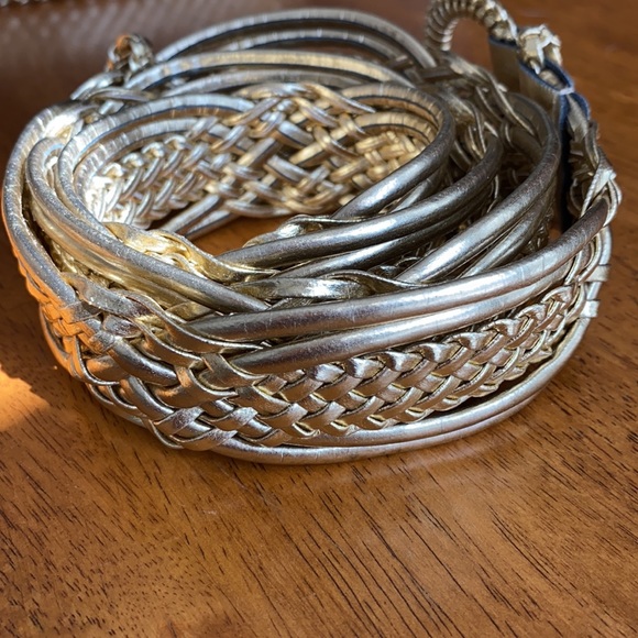 Vintage 80’s gold Ladies belts. Make a bold fashion statement with these. - Picture 6 of 8